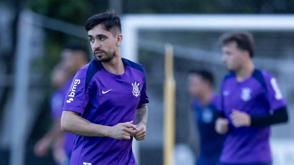 De olho no Palmeiras, Igor Coronado aparece em treino do Corinthians