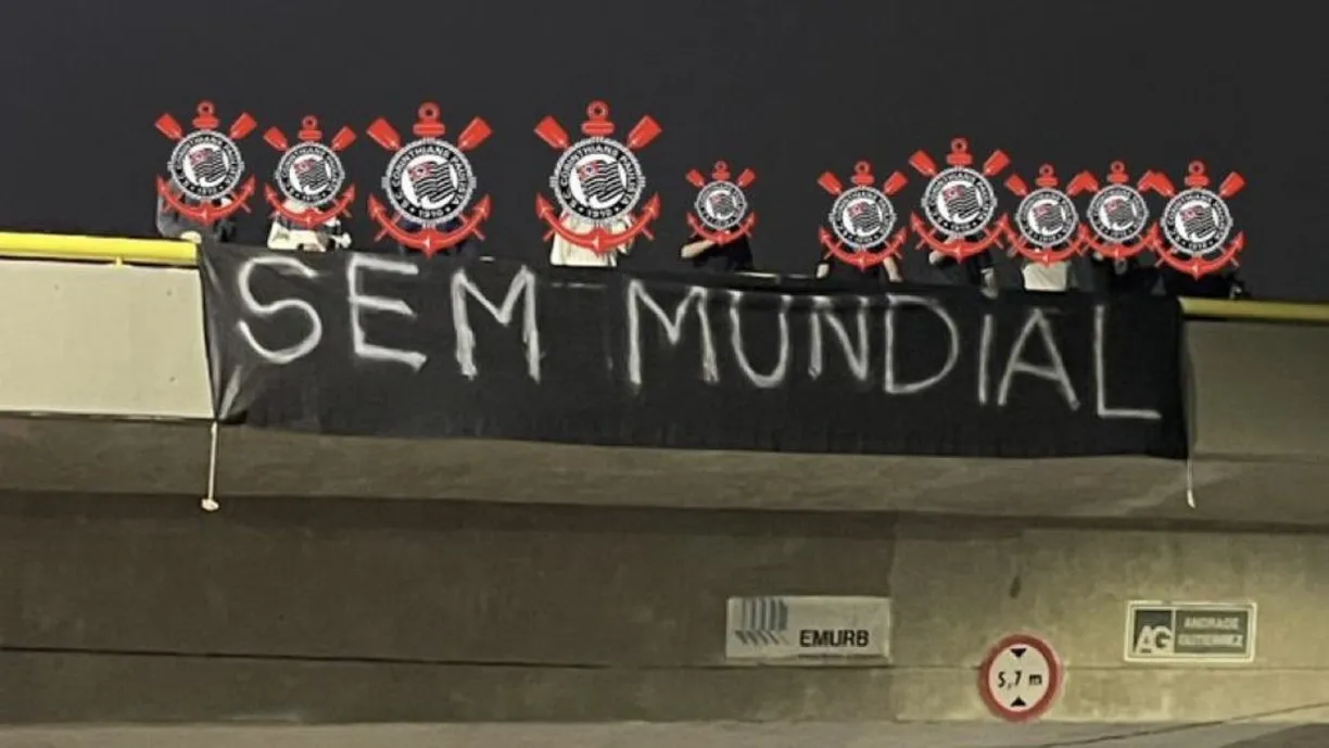 Torcida do Corinthians espalha faixas provocativas ao Palmeiras