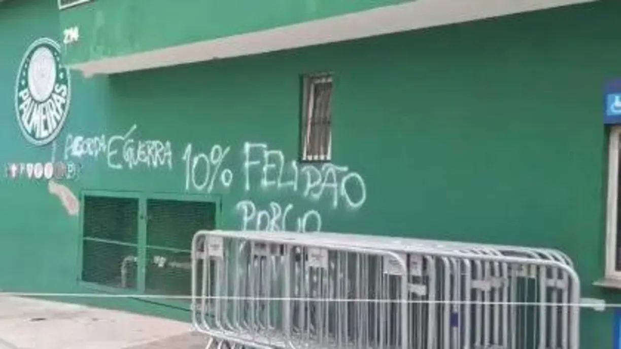 Mensagens de protestos dos torcedores do Palmeiras foram apagadas por funcionários do Allianz Parque nesta terça-feira, 18 | Reprodução