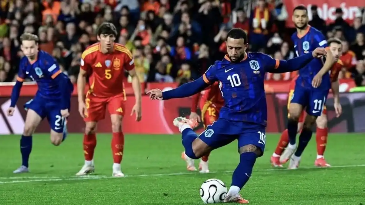 Memphis Depay, atacante do Corinthians, recebeu críticas na eliminação da Holanda para Espanha na Liga das Nações | Foto: José Jordan/AFP