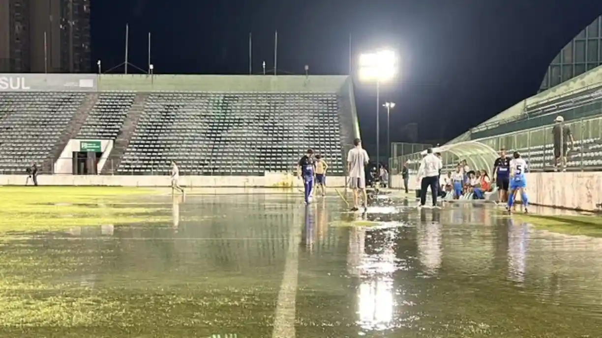 Com gramado alagado, jogo do Corinthians Feminino e Real Brasília sofre atraso