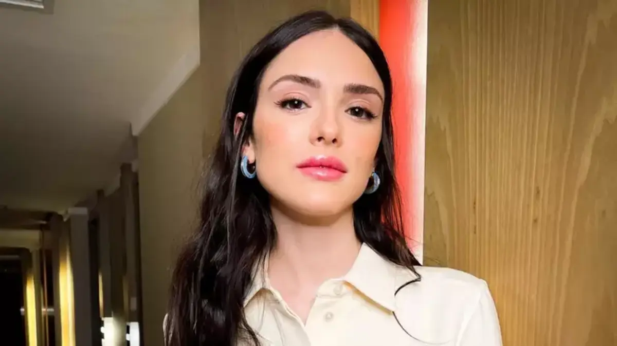 Atriz levanta dúvidas sobre gravidez com foto suspeita
