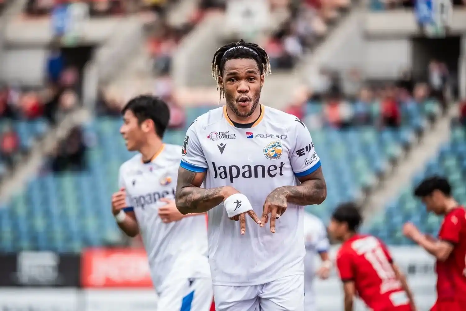 Ex-Corinthians inicia temporada voando no futebol japonês, com a camisa do V-Varen Nagasaki e Timão está de olho em venda futura - Foto: Reprodução