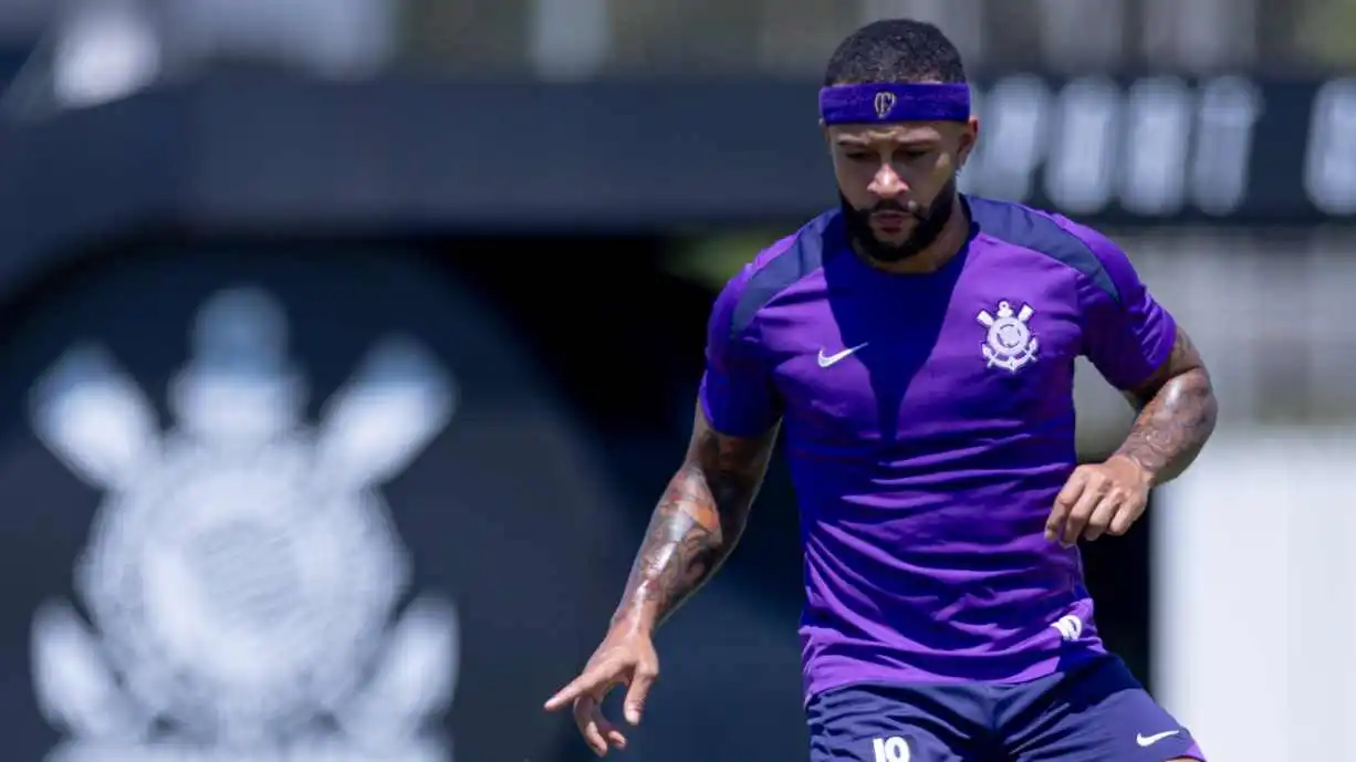 Neto não poupa críticas a Memphis Depay: "Veio para fazer música"