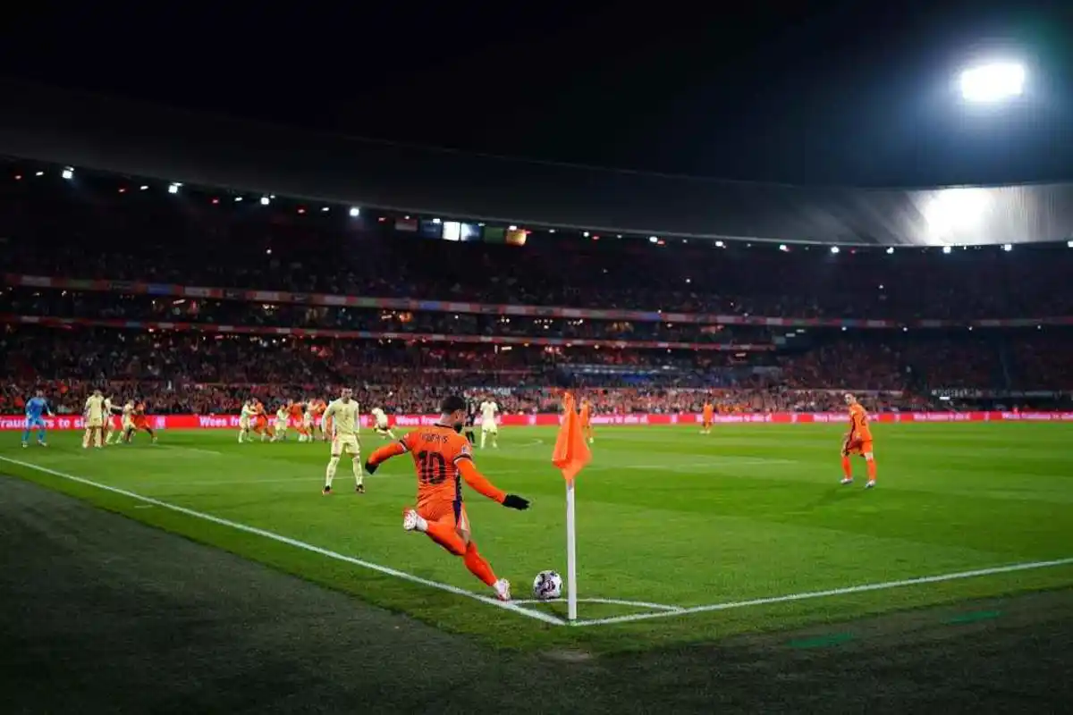 Memphis Depay homenageia a torcida do Corinthians