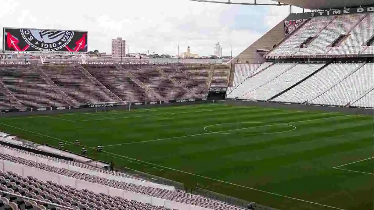 Nas primeiras semanas da temporada, o gramado do estádio tem sido alvo de críticas - Foto: Evander Portilho / Corinthians