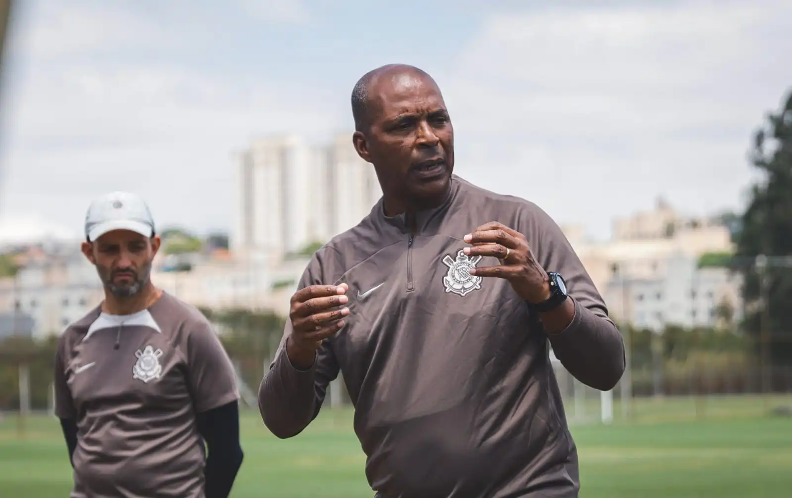 Orlando Ribeiro elogia zagueiro de 16 anos do Corinthians e vê boa renovação da safra no sub-20 - Foto: Rubens Machado/Agência Corinthians