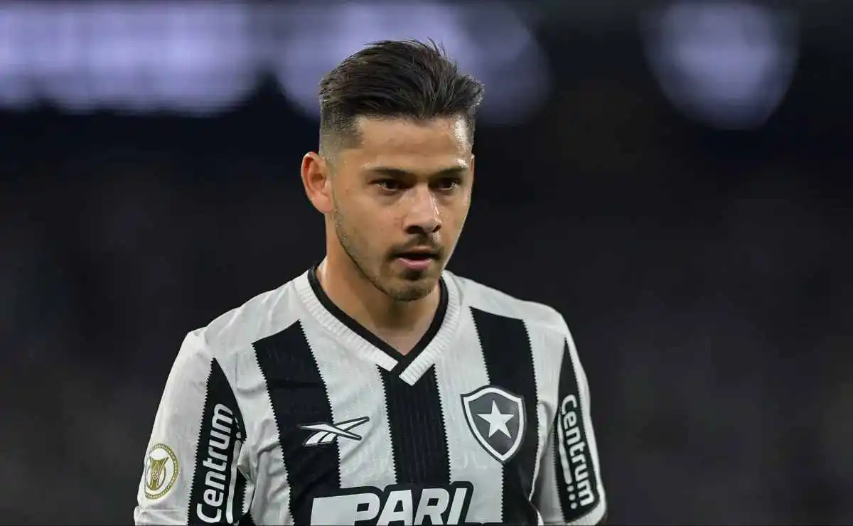 Óscar Romero, jogador do Botafogo, durante partida contra o Athletico-PR, pelo Campeonato Brasileiro. Foto: Thiago Ribeiro/AGIF.