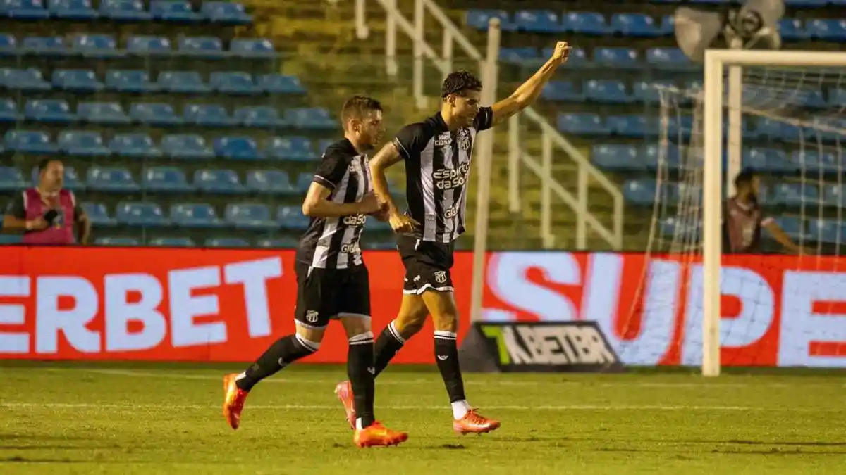 Pedro Raul, ex-corinthians, foi ferramente importante para a vitória do Ceará, na partida contra o América-RN, na Copa Nortes. Foto: Baggio Rodrigues/AGIF