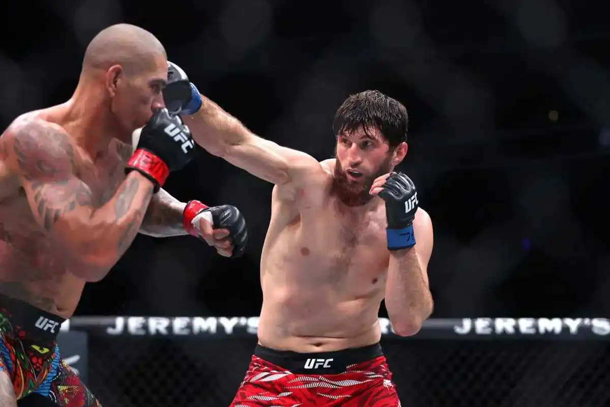 Magomed Ankalaev luta contra Alex Pereira em uma luta pelo título dos meio-pesados ​​durante o UFC 313. Foto: Ian Maule / GETTY IMAGES NORTH AMERICA