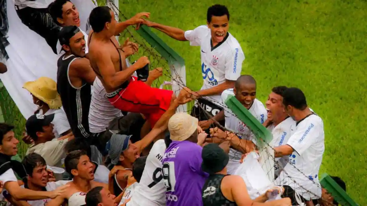 Há 16 anos, Ronaldo marcava seu primeiro gol com o Corinthians