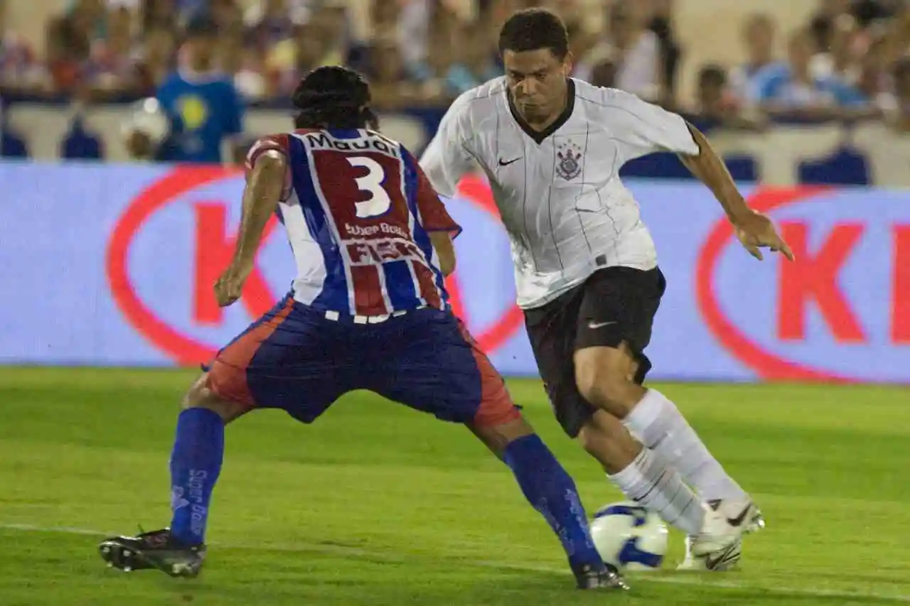 Há 16 anos, Ronaldo Fenômeno estreava com a camisa do Corinthians