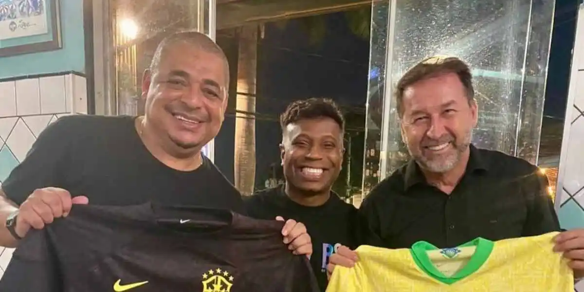 Na imagem, Vampeta, Edilson Capetinha e Augusto Melo posam juntos, segurando duas camisas da Seleção. Foto: Reprodução