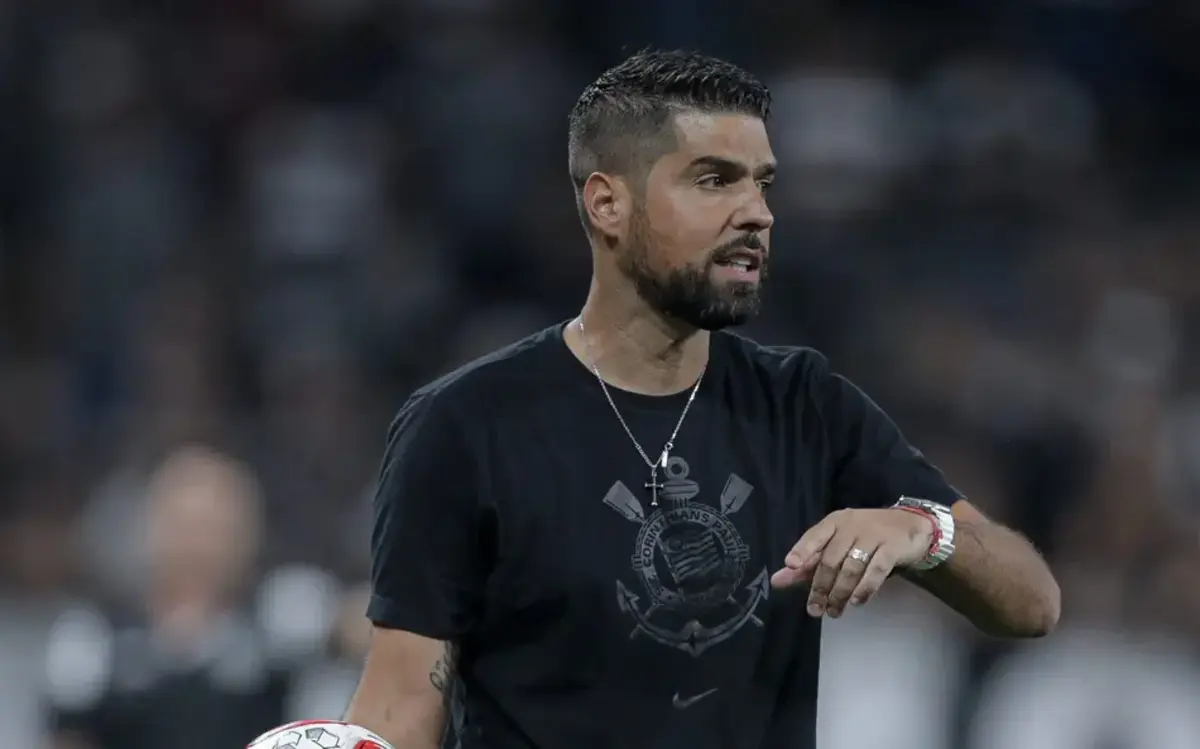 António Oliveira revela pedido de Fausto Vera para não jogar no Corinthians