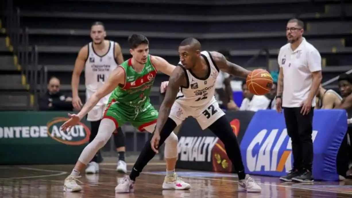 Após revés no Jogo 2, o Corinthians busca um triunfo fora de casa para ficar em vantagem na série - Foto: Divulgação / LNB
