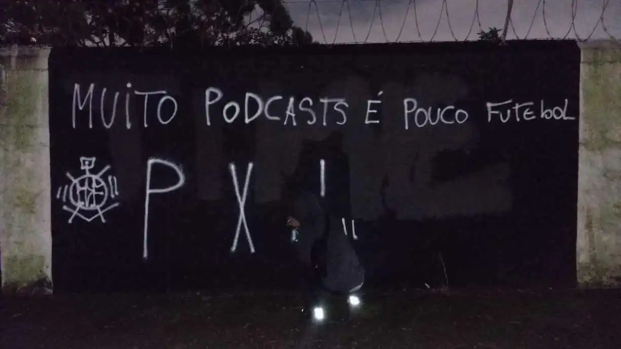 Muros do Corinthians são pichados em protesto a Augusto Melo