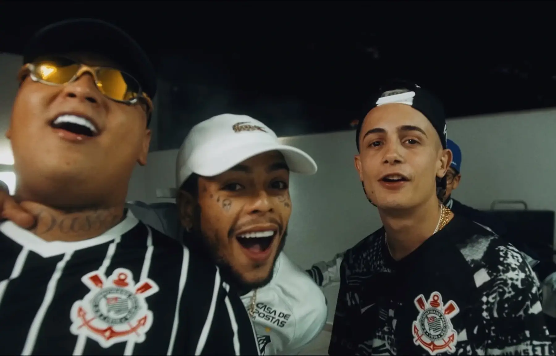 MC PH e MC Hariel fazem homenagens a MC Kevin, que completaria 27 anos de idade na última terça-feira e faleceu há quase quatro anos - Foto: Reprodução