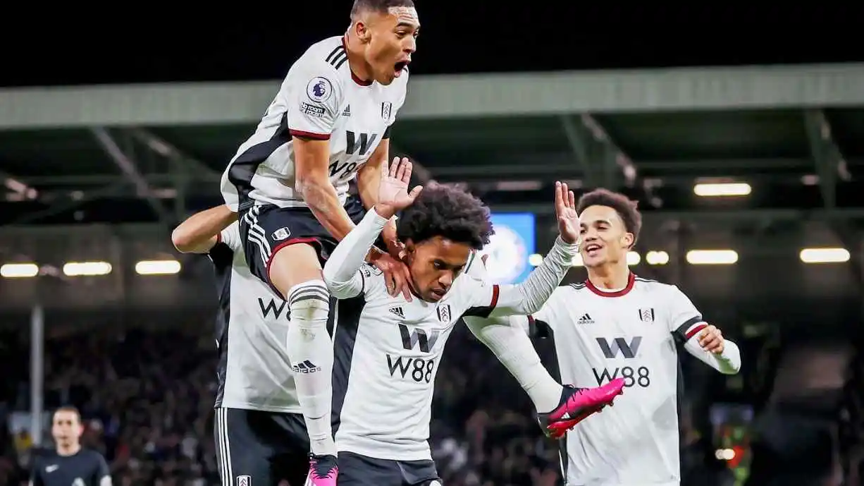 Ex-Corinthians atinge marca histórica na Premier League
