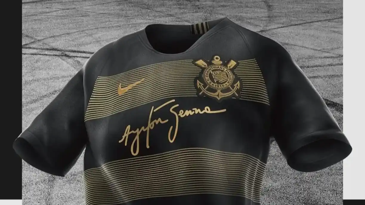  Corinthians publicou uma foto de Ayrton Senna com a camisa do Corinthians, por baixo de seu macacão, e publicou uma frase em homenagem | Divulgação/Corinthians