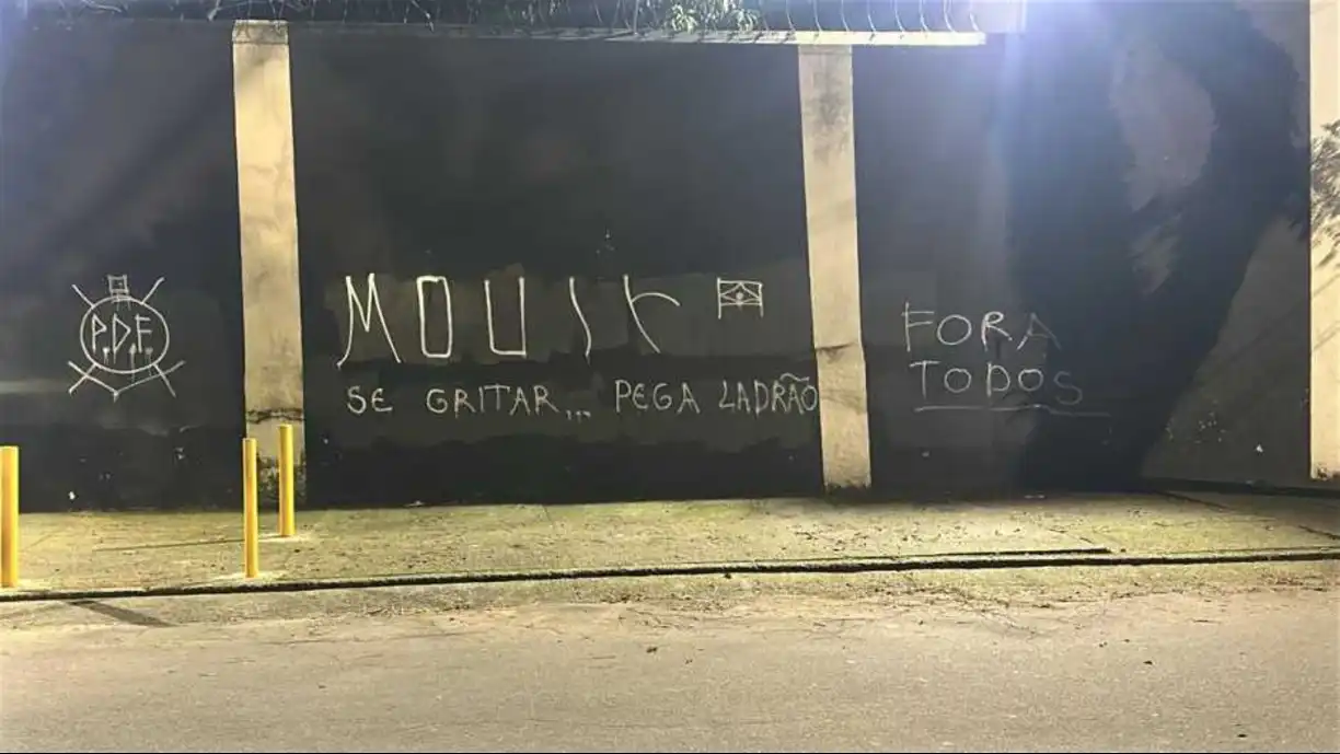 Muros do Parque São Jorge são pichados com críticas a Augusto Melo na véspera da votação do seu impeachment. Foto: Reprodução