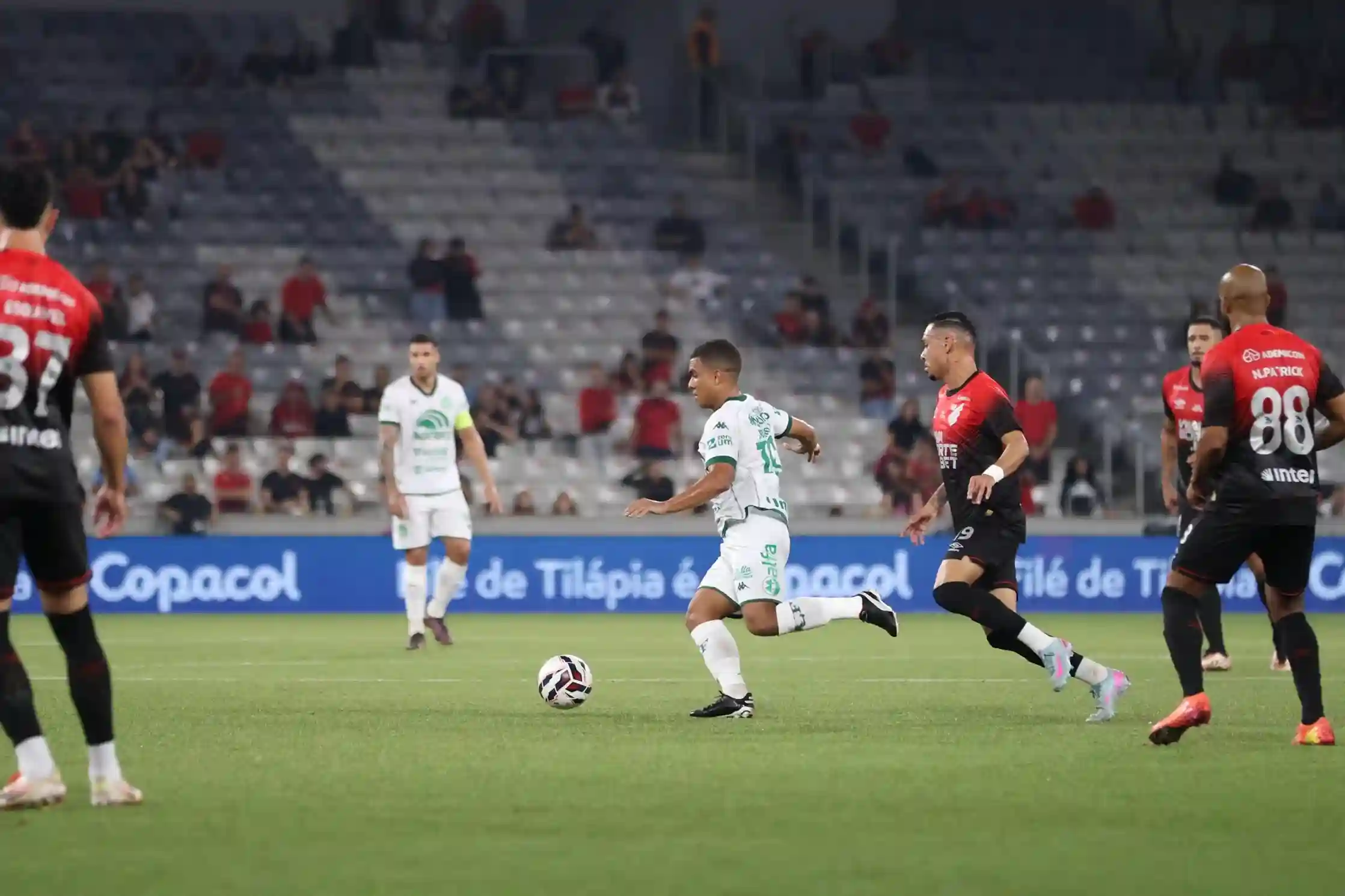 Ex-Corinthians salva Athletico de derrota para Chapecoense e pede mais minutos em campo - Foto: Divulgação/Chapecoense