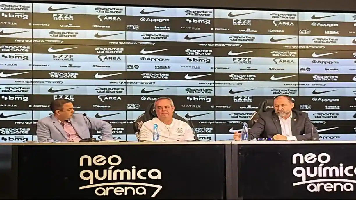 O Corinthians apresentou na tarde ontem, quatro diretores ao lado do presidente Augusto Melo, que ainda concedeu entrevista se defendendo - Foto: Raul Moura/CNN