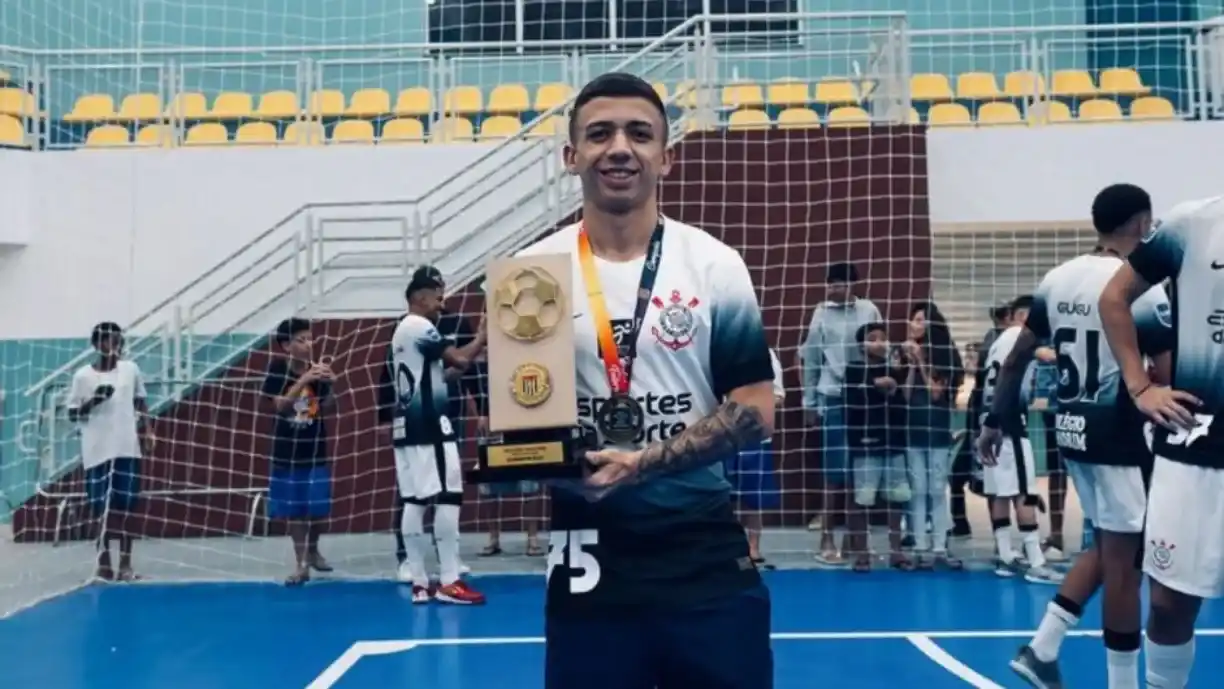 Cauã, ala do Corinthians futsal comemora gol marcado em vitória pelo paulista Sub-20