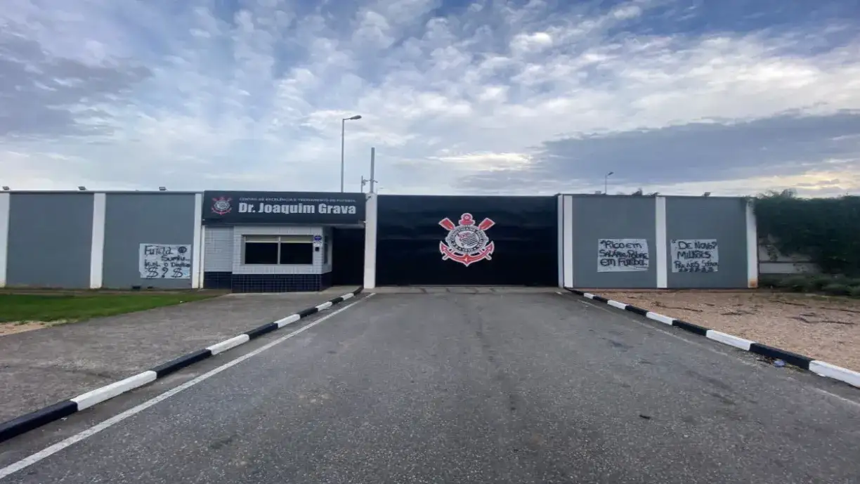 CT do Corinthians foi algo de protestos por parte da torcida que não aguenta mais as atitudes do elenco, comissão técnica e diretoria - Foto: divulgação