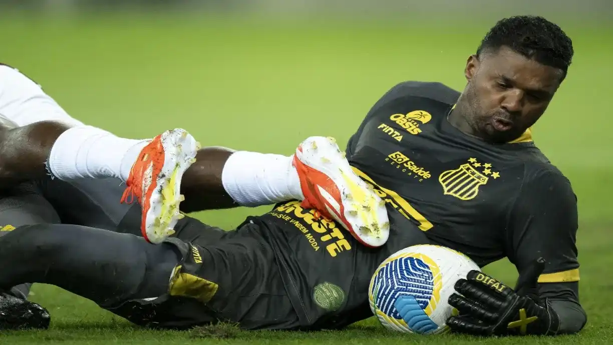 Felipe, ex-Corinthians e ex-Flamengo, tem alcançado marcas históricas no futebol de Luxemburgo. Além disso, se tornou campeão nacional - Foto: divulgação