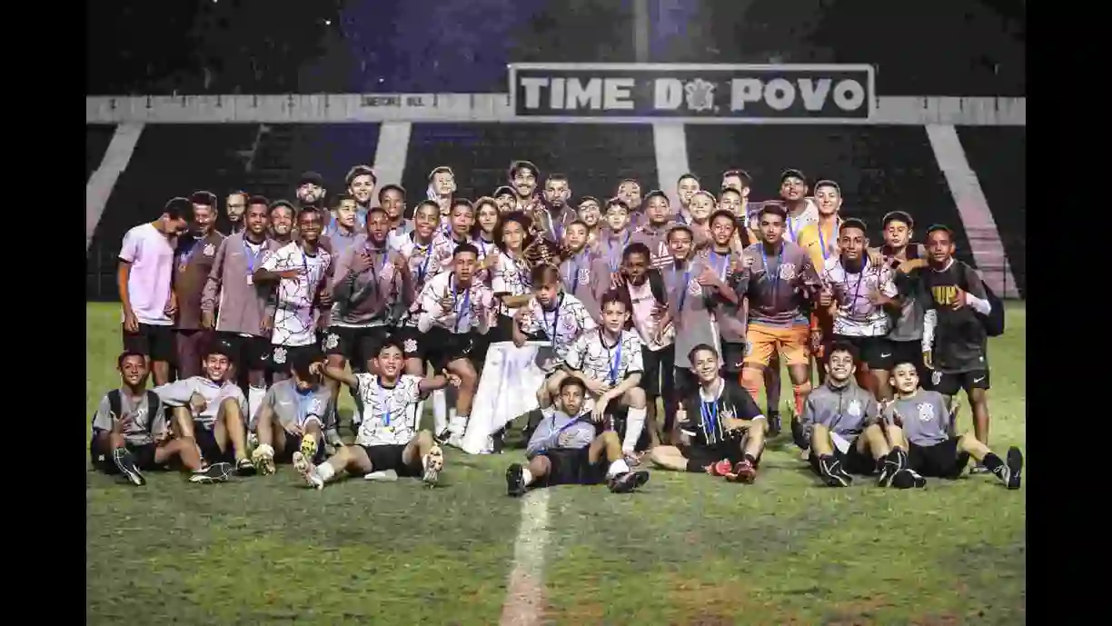 Goleiro Matheus brilha nos pênaltis e garante o título da Copa Conectafoot Sub-13 para o Corinthians em final emocionante. Foto: Reprodução
