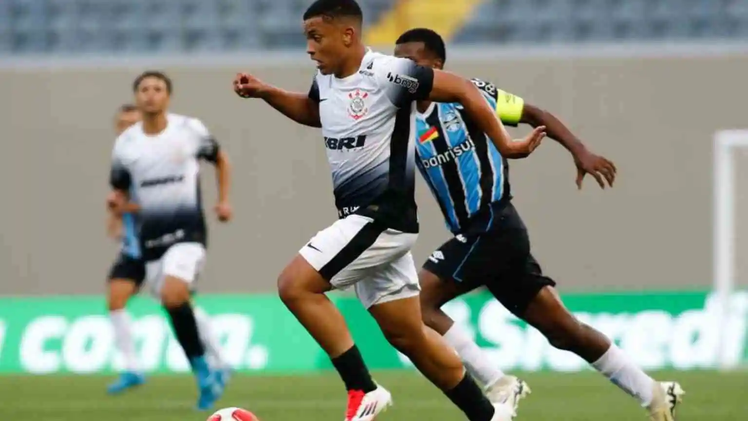 Nicollas durante partida do Sub-20 do Corinthians: joia de 16 anos volta a jogar em meio a impasse sobre renovação contratual. Foto: Reprodução