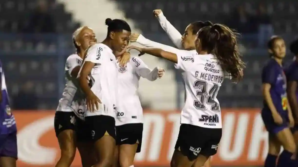 Atacante brilha e Corinthians domina seleção da Bola de Prata