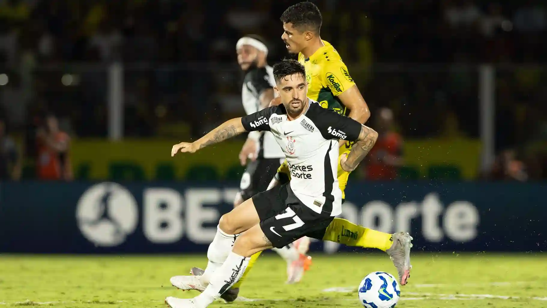 Sistema defensivo do Corinthians sofreu nove gols nos últimos cinco jogos, somando partidas da Copa Sul-Americana e do Brasileirão - Foto JOISEL AMARAL AGIF