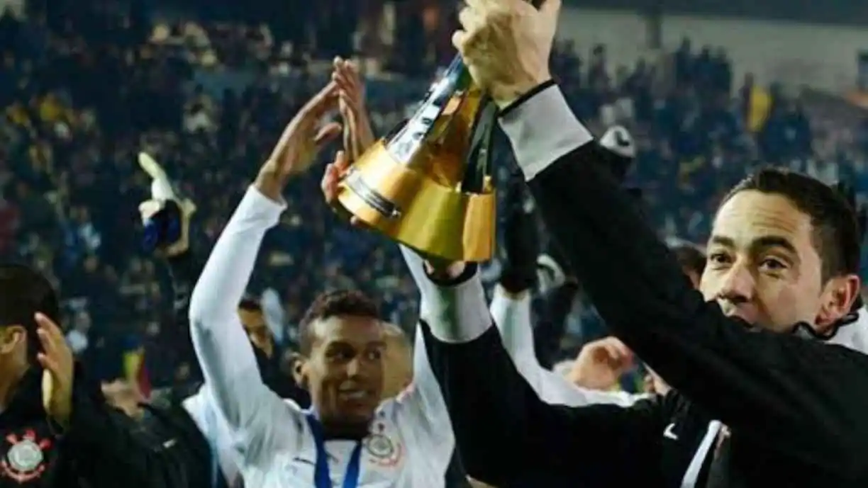 Chicão comemora título com o Corinthians, onde se consagrou como um dos maiores zagueiros da história do clube. Foto: Reprodução