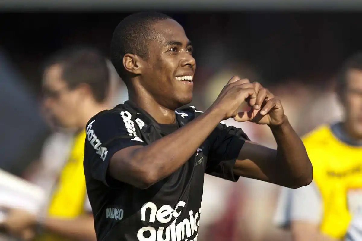 Elias destaca melhor Corinthians em que atuou e relembra gol histórico de Ronaldo