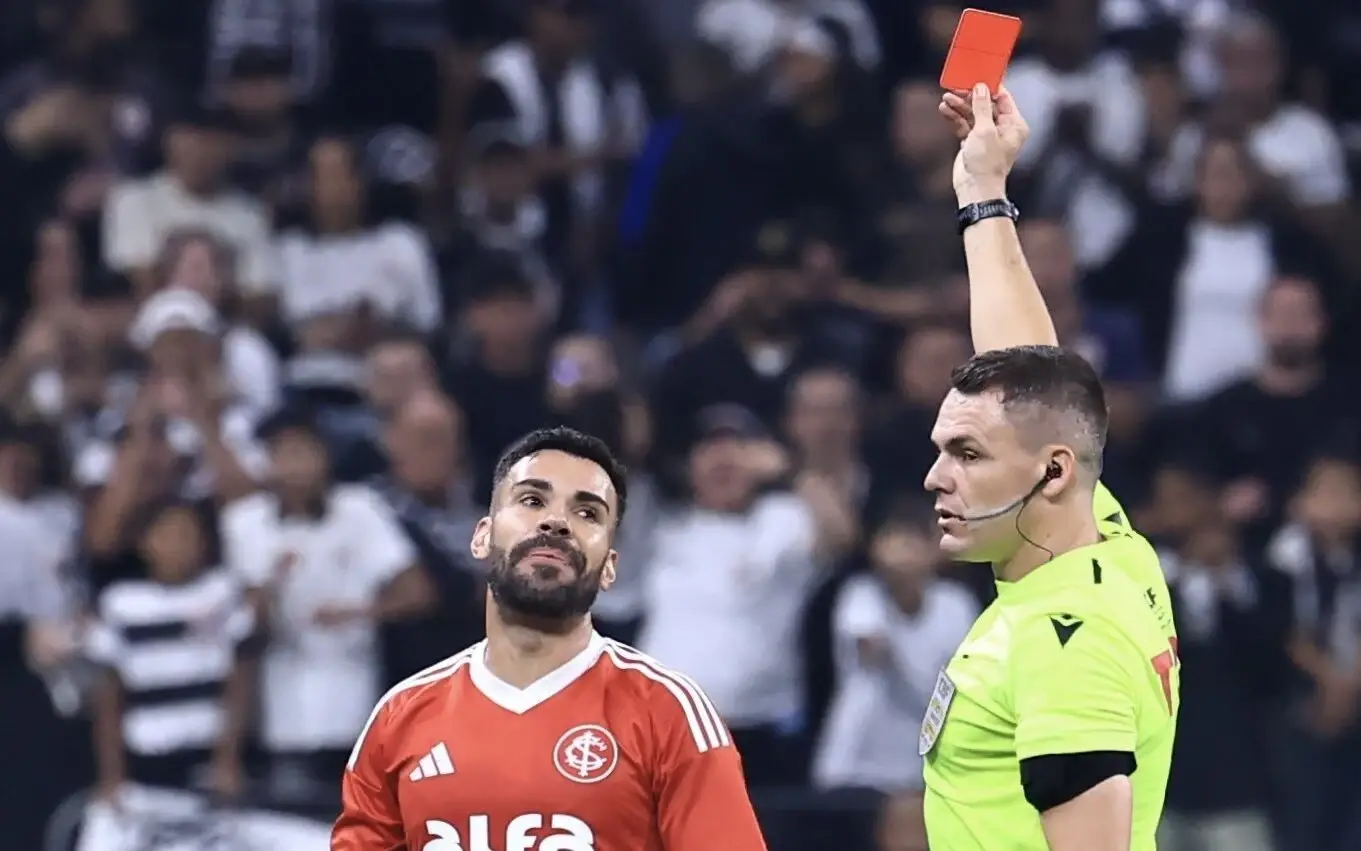 Inter critica arbitragem de jogo contra o Corinthians em vitória do Timão por 4 a 2 no Brasileirão - Foto: Marcello Zambrana/AGIF