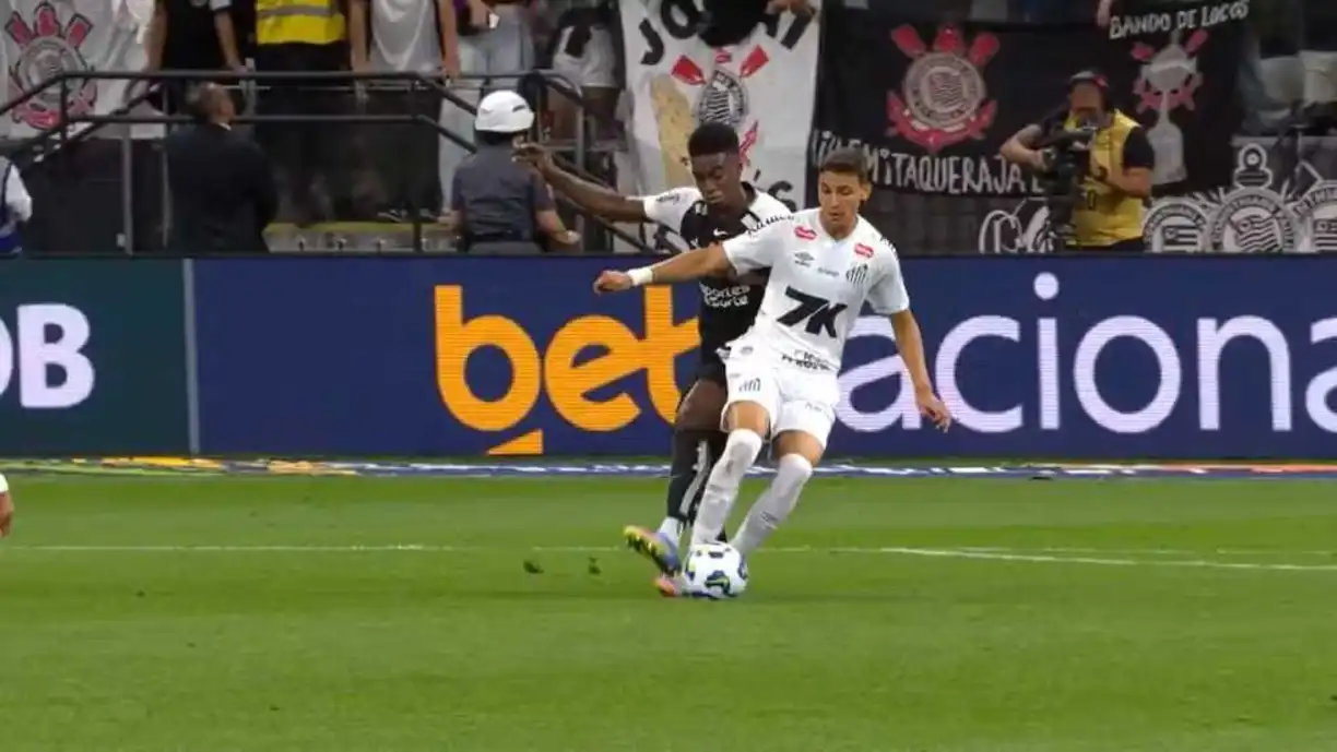 Claus anula gol do Corinthians após revisão do VAR que identificou falta em jogador do Santos no início da jogada. Foto: Reprodução