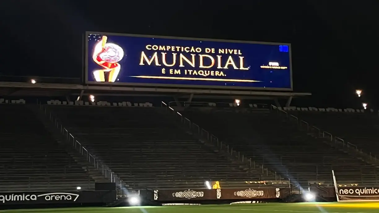 Telão do estádio do Corinthians faz provocação ao rival