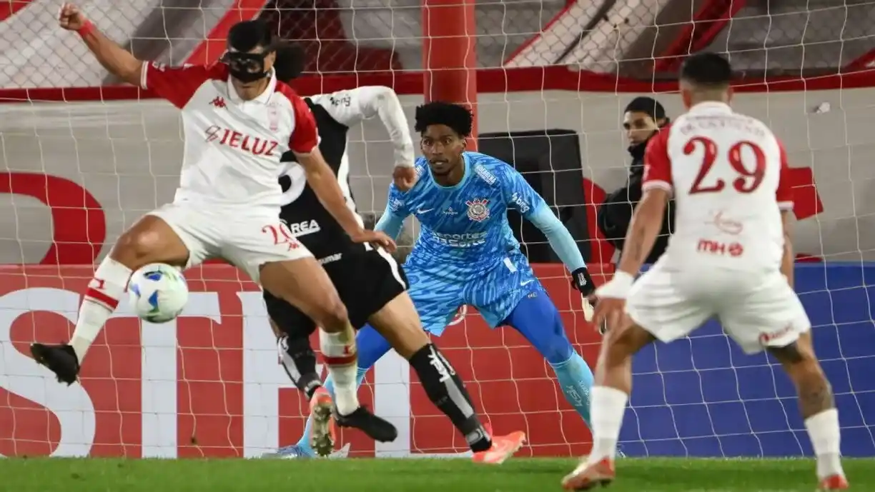 Jornalista volta a apontar falhas em Hugo Souza após eliminação do Corinthians na Sul-Americana