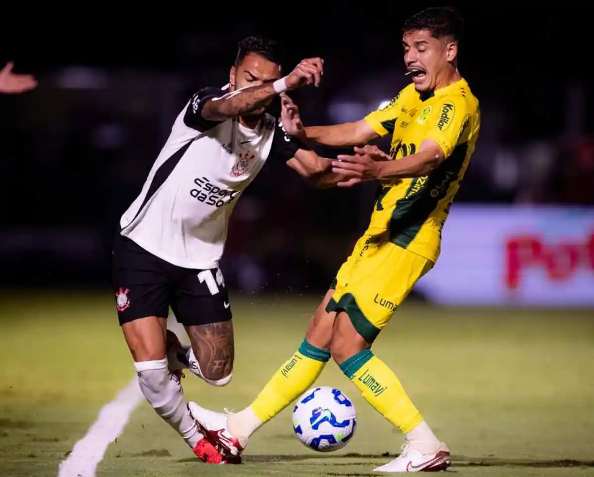 Volante do Corinthians realizou sutura no tornozelo após entrada com a sola de jogador do Mirassol