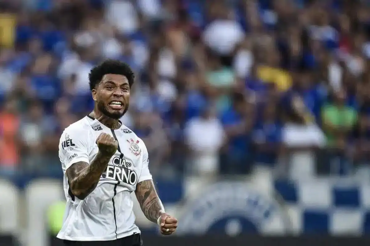 O turco-inglês Kazim Richards, campeão brasileiro em 2017 com o Corinthians, comentou o pênalti perdido por Memphis - Foto: Pedro Vilela/Getty Images