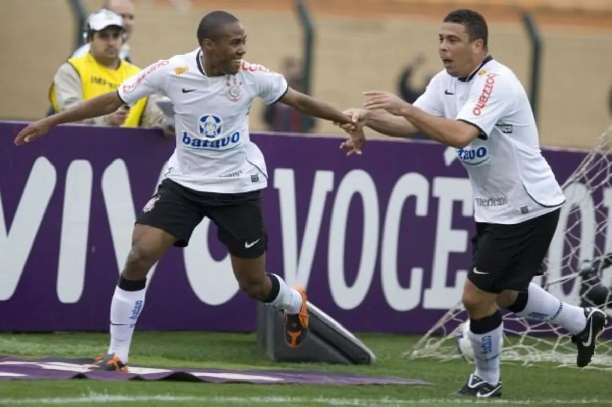 Elias e Ronaldo atuaram juntos no Corinthians em 2009, conquistando um título Paulista e Copa do Brasil - Foto: Daniel Augusto Jr./Ag. Corinthians