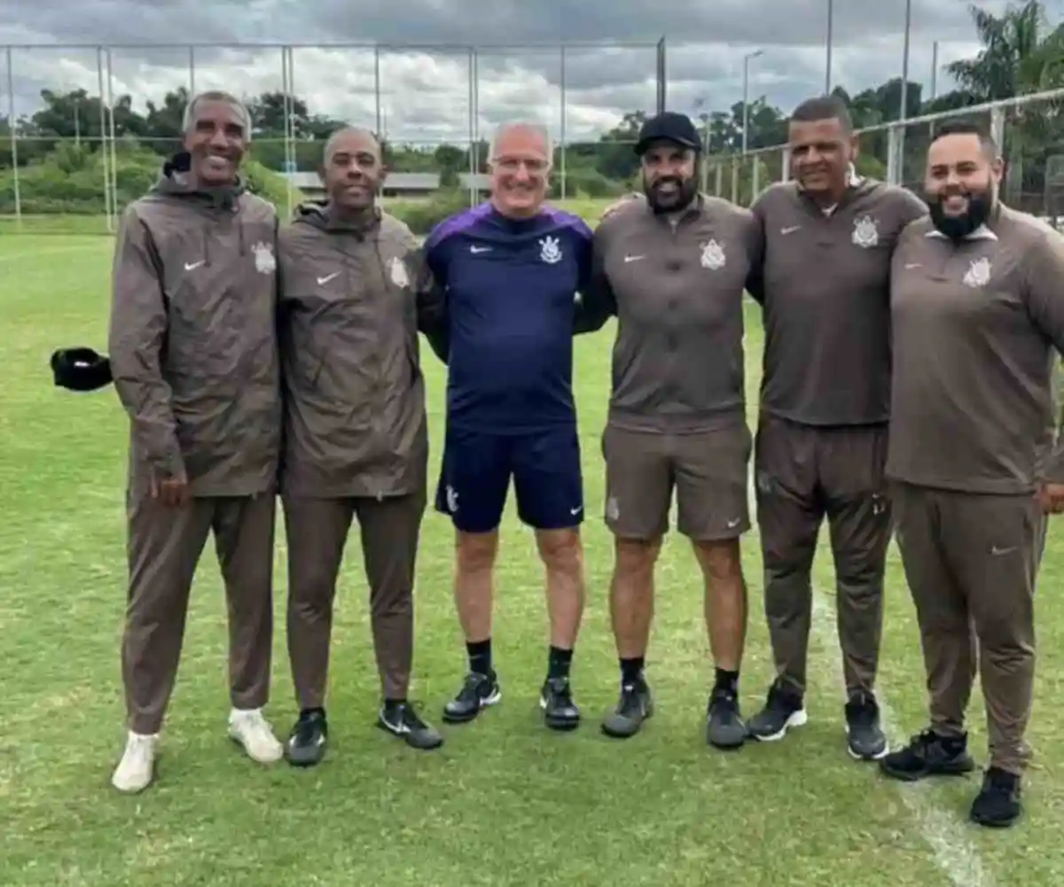 Dorival Júnior marcou presença no treino da categoria sub-16 do Corinthians - Foto: Reprodução/Instagram