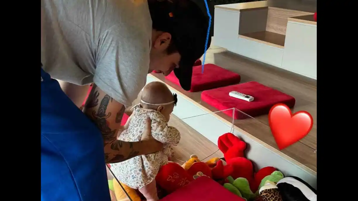 Luan Santana aproveitou o momento em família para mostrar o escritório para a filha - Foto: Reprodução/Instagram