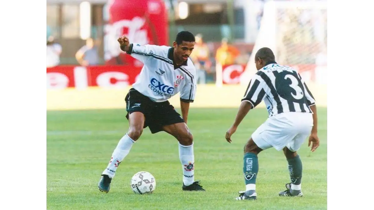 Ex-jogador Vampeta recorre contra INSS e intima Corinthians por laudo médico