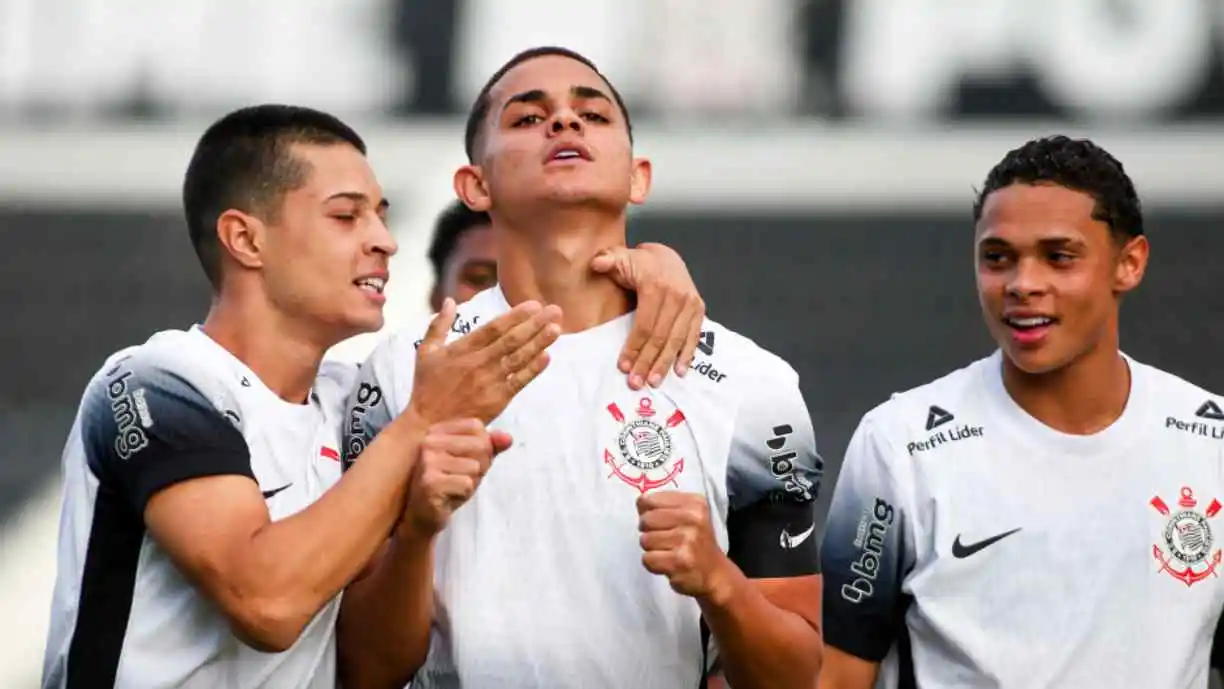 Dorival Júnior convoca jovens talentos da base para treinos com o elenco principal do Corinthians. Foto: Reprodução