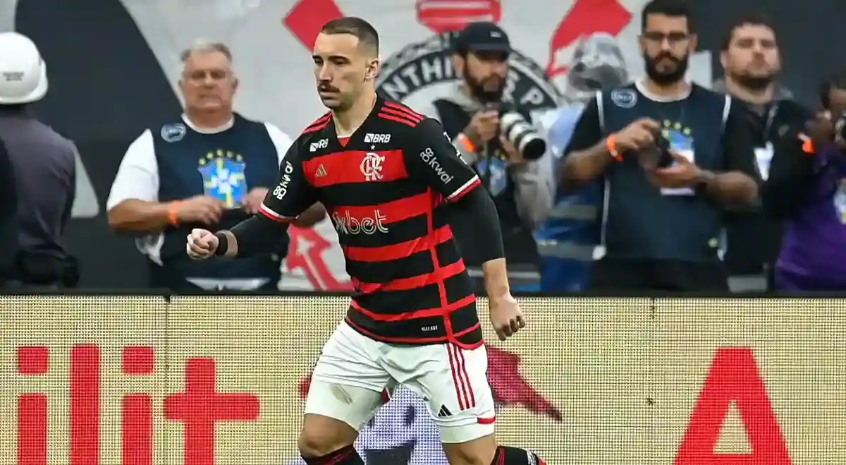 Ex-Corinthians revela amizade com o zagueiro Léo Ortiz, do Flamengo e comentou sobre parceria com o atleta - Foto: Divulgação/Flamengo