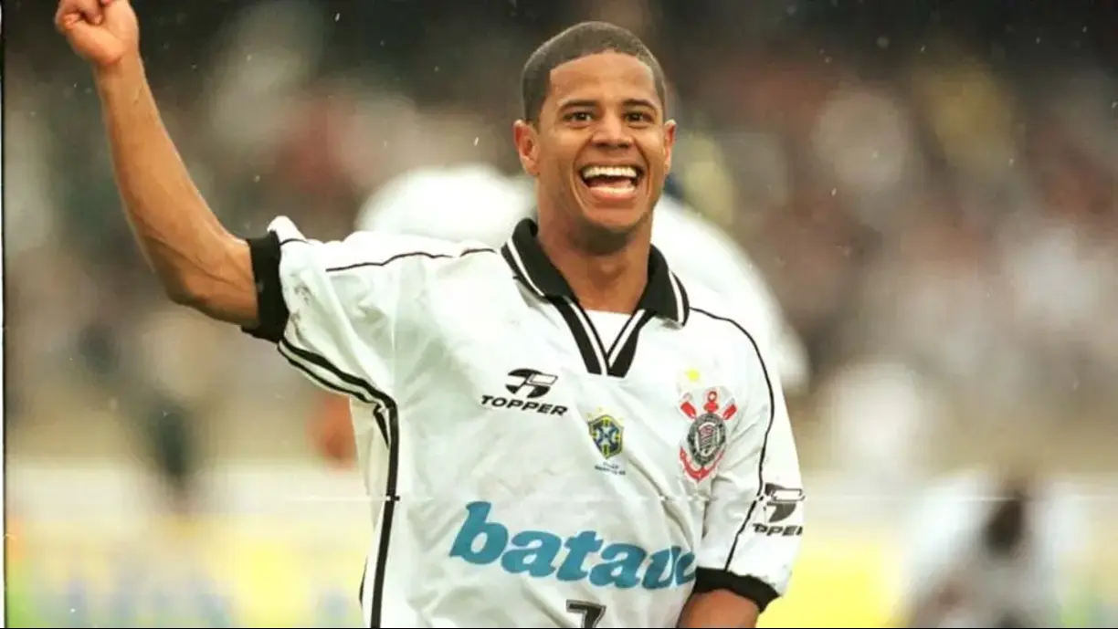 Marcelinho Carioca, ídolo do Corinthians, afirma que seria titular no meio-campo do Flamengo atual, destacando sua confiança. Foto: Reprodução