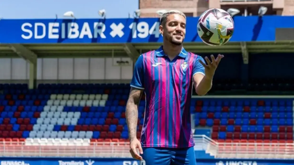 Fortaleza anuncia a contratação de ex-Corinthians, com passagens por Barcelona e Juventus para o ano