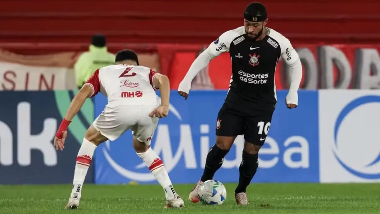 Ex-Corinthians afirma que o Timão passou vergonha na Sul-Americana e critica Memphis Depay